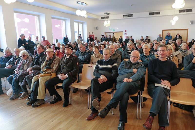 Zum Festakt „Karthaus 700“ konnte Benjamin Santer, der Präsident vom Kulturverein Schnals, viele Schnalser und Ehrengäste im Haus der Dorfgemeinschaft begrüßen. Erste Reihe v. r.: Michael Rainer, Walter Hauser, BM Karl Josef Rainer, Alexander Oberhofer, Manfred Alois Mayr und Eduard Demetz