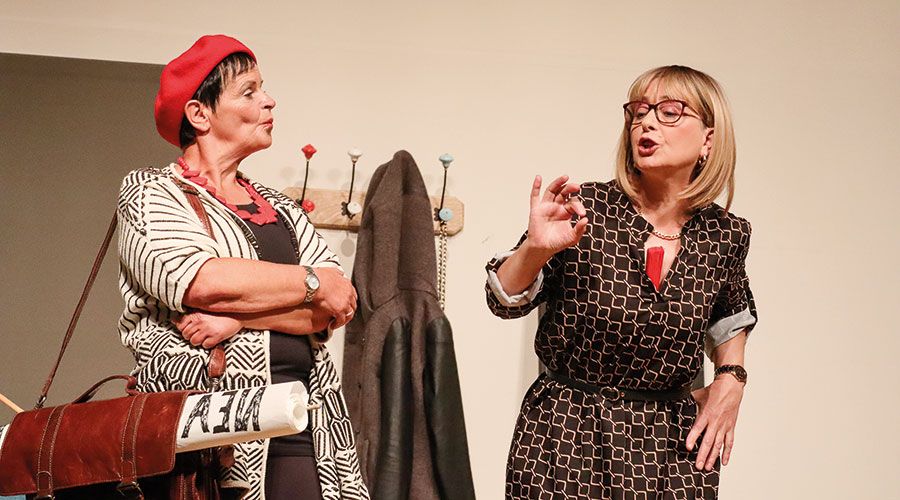 die Schwiegermütter Sieglinde Hirschberger und Monika Grass in lautstarkem Dialog