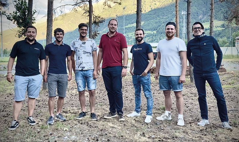 von links: Peter Wunderer (Jugend und Sport), Julian Theiner (Eisanlagetechnik), Dietmar Tscholl (Events und Organisation), Michael Hofer (Sektionsleiter), Mirko Clemente (beratende Funktion), Benjamin Oester (Öffentlichkeitsarbeit) und Leo Karl Otto Berger (beratende Funktion); abwesend: René Kuppelwieser (Kassier).