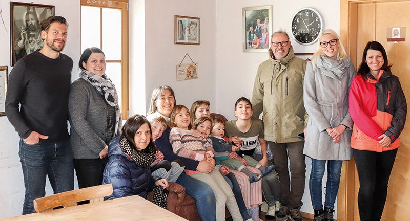 Im Bild v. l. n. r.: Johann Zwick, Barbara Noggler, Marion Januth, Mama Marlies mit ihren 6 Kindern, Harald Schuster, Jasmin Stecher und Diana Eschgfäller