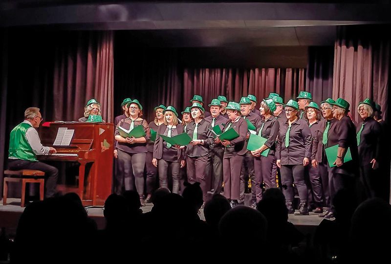 Der Kirchenchor Laas mit Chorleiter Otto Florian Telser