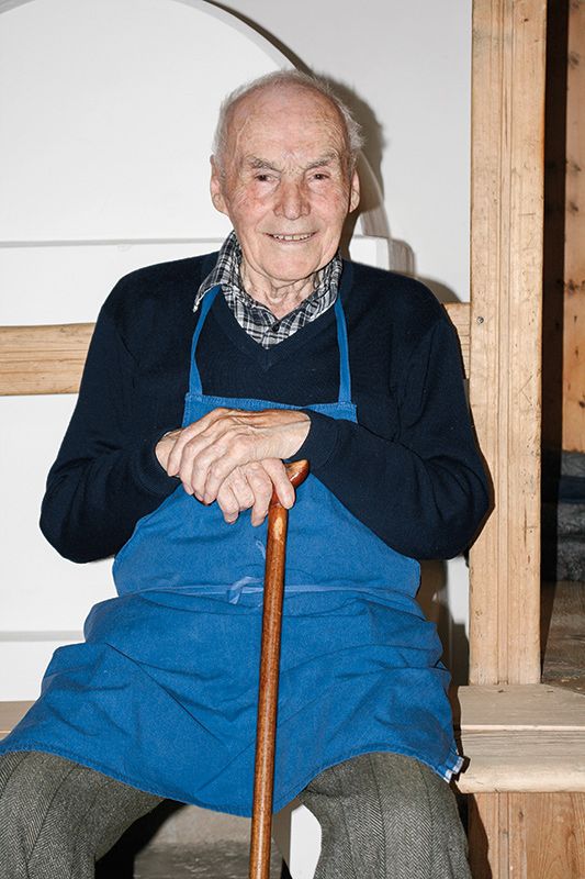 Martin Gamper - Martl, Jg.1933, Mitter-Pardatschhof, St. Martin im Kofel. Die Besuche seiner Kinder- und Schwiegerkinder, seiner 19 Enkel- und seiner 10 Urenkelkinder freuen ihn besonders.