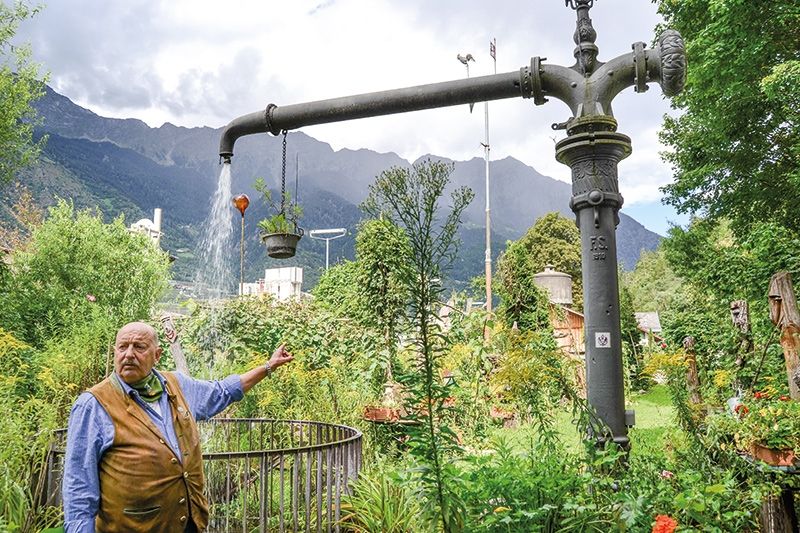 Der Wasserkran vom Bahnhof Töll hat auf Onkel Taas Gelände eine Bleibe gefunden