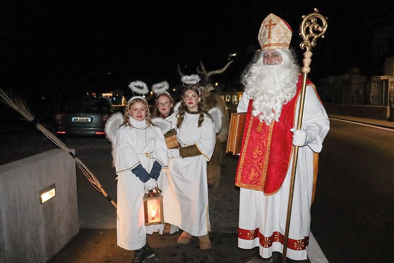 Der Nikolaus (Elmar Koch) mit den Engeln