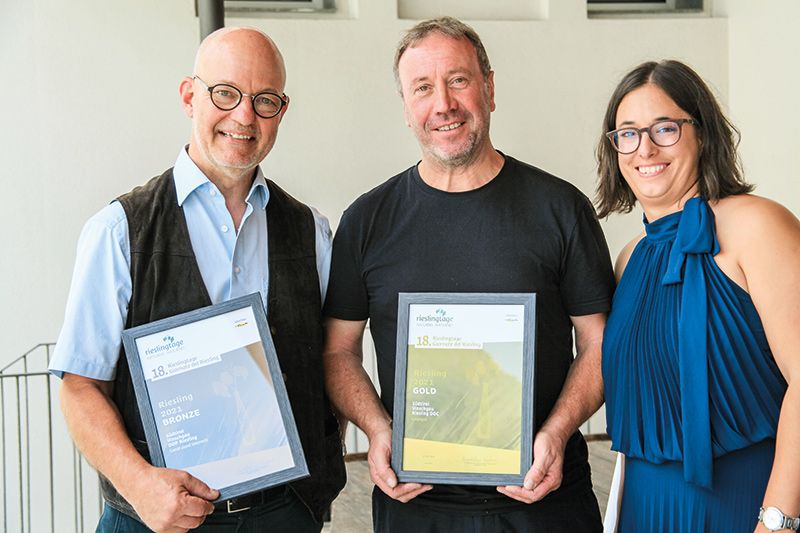 v. l.: Martin Aurich (3. Platz für den Südtirol Vinschgau Riesling DOC des Weinguts Unterortl – Castel Juval), Thomas Plack (1. Platz und damit Gold für den Vinschger Riesling Renano des Weinguts Lehengut) und die OK-Präsidentin Magdalena Pratzner (Weingut Falkenstein)