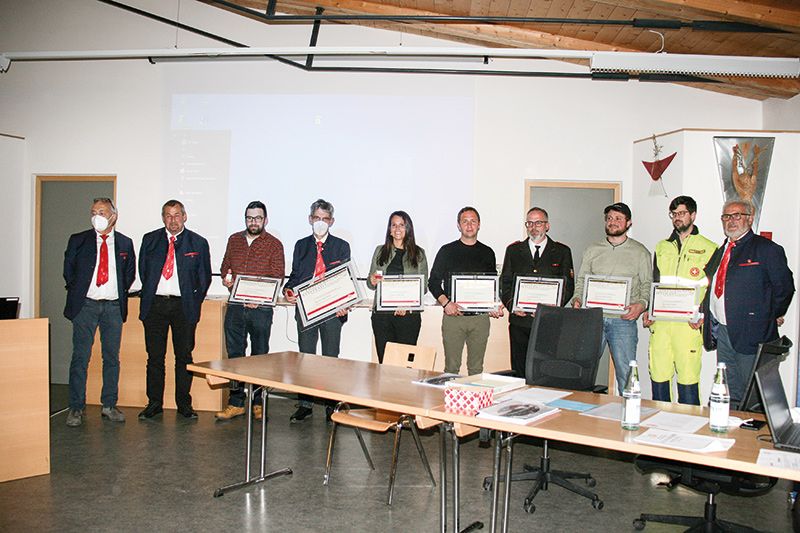 v. l. Dienstleiter Peter Kofler, WK- Vorstandmitglied Gottlieb Oberprantacher, Heinrich Spiess (20 Jahre WK-Dienst), Kurt Habicher (35) Josefine Pircher (20), Fabian Peer (20), Daniel Weiskopf (20), Michael Profanter (15), Benedikt Marth (10) und der scheidende Sektionsleiter Luis Pobitzer
