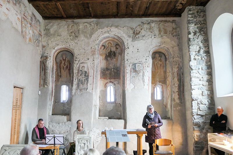 Die Kunsthistorikerin Helene Dietl Laganda stellte am 12. Oktober in der Benedikt-Kirche von Mals ihre beiden Kulturführer vor.  Musikalisch umrahmt wurde die Buchvorstellung von Gernot  Niederfriniger und Franziska Telser. 