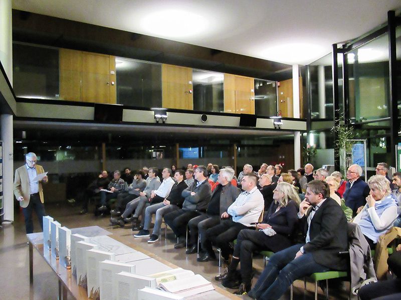 Arthur Gfrei präsentierte in der Raiffeisenkasse Prad sein Buch „Die Stilfserjochstraße“. Anwesen waren auch Stephan Leitner vom Athesia-Tappeiner Verlag, Ltg. Vizepräsident Sepp Noggler, die BM von Prad und Schluderns, Vertreter der Raiffeisenkasse, sowie viele am Thema interessierte Personen.