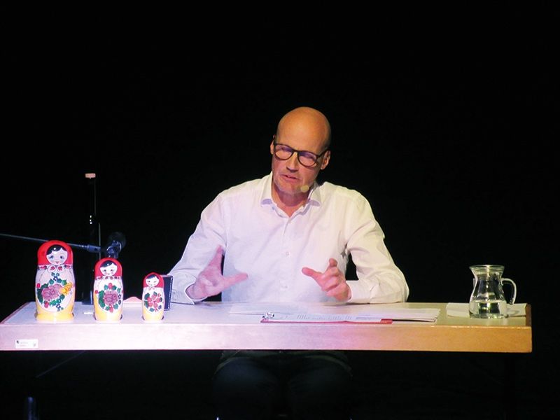 Horst Schaller ist nicht nur Theaterautor und Sketchschreiber, er zeigte sich bei seinem Soloprogramm auch als vielschichtiger Kabarettist, Bänkelsänger, Sprachakrobat und Meister von szenischen Lesungen.