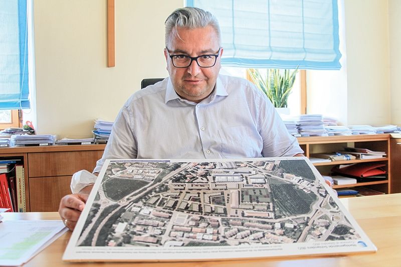 Big Projekt: BM Dieter Pinggera mit dem städtebaulichen Umstrukturierungsplan für das Kasernenareal in Schlanders