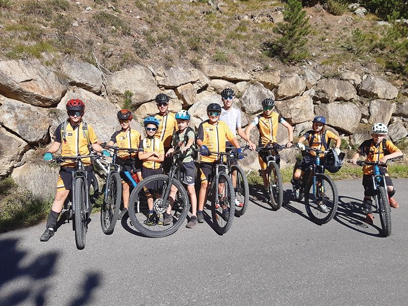 Trainer Raphael Micheli mit seinen Bikekids