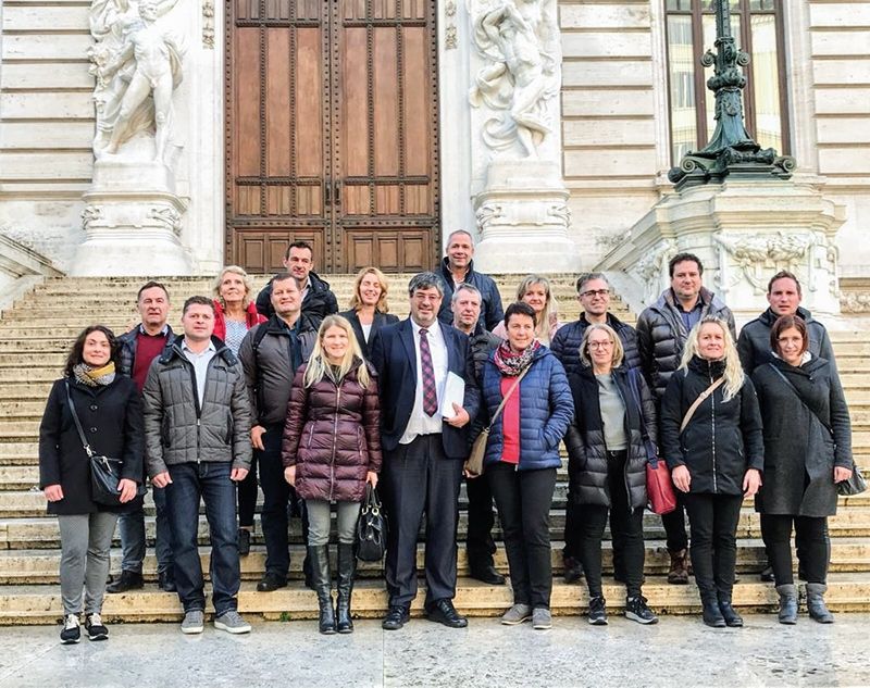 Die Kommandantschaften der FF Laas, Eyrs, Allitz, Tschengls und Tanas besuchten mit ihren Frauen die ewige Stadt und erhielten eine kompetente Betreuung vom Kammerabgeordneten Albrecht Plangger
