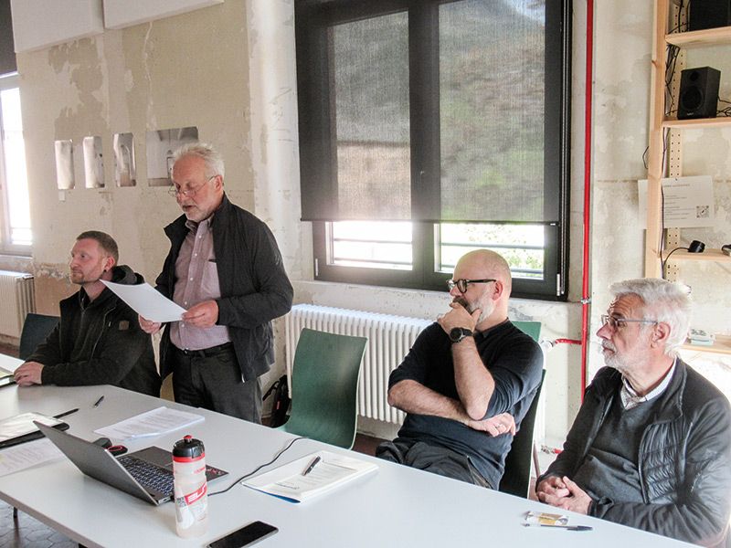 Neben dem Bericht des Bezirksobmanns Franz Fliri wurde auch der bisherige Vorstand für die nächsten drei Jahre bestätigt. Zu Beginn der Sitzung berichtete Hannes Götsch über die Basis Vinschgau. V. l.: Hannes Götsch, Franz Fliri, Florian Trojer und Roland Peer.