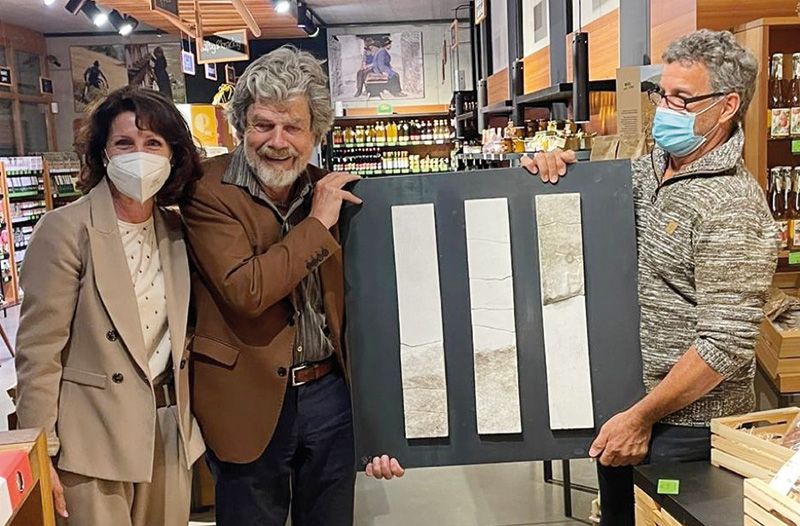 Im Bild: Reinhold Messner und Urban Gluderer überreichen Christina Hanni ein Abschiedsgeschenk.