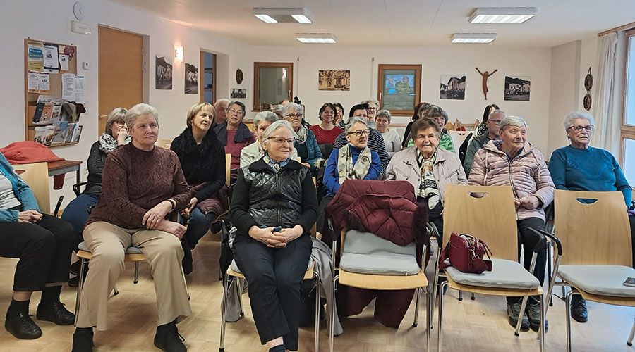 Interessierte Zuhörerinnen und Zuhörer beim Vortrag im KVW-Raum