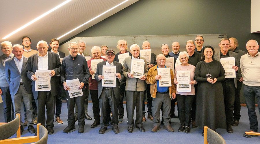 Gründungsmitglieder und Ehrengäste vom Verein Freunde der Eisenbahn