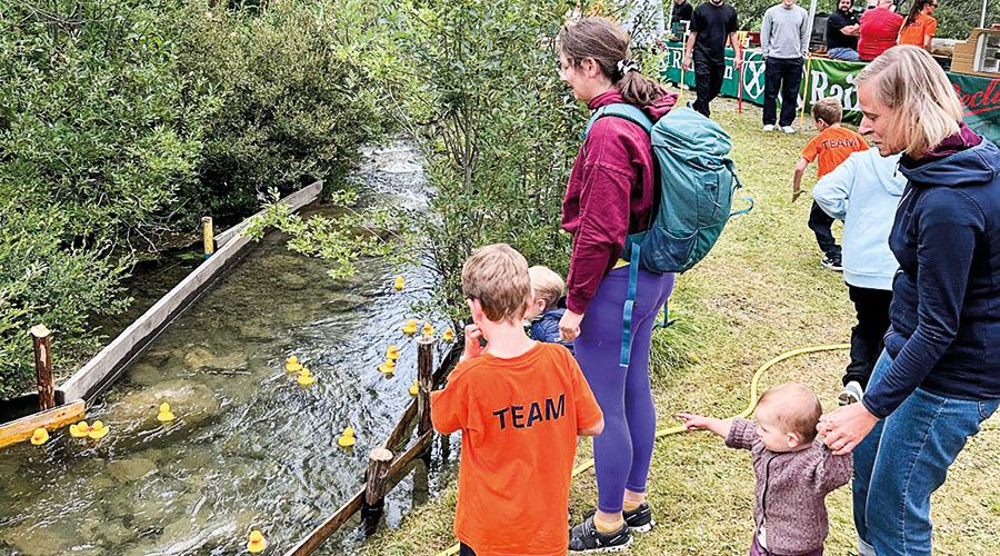Die Enten wurden eifrig angefeuert.