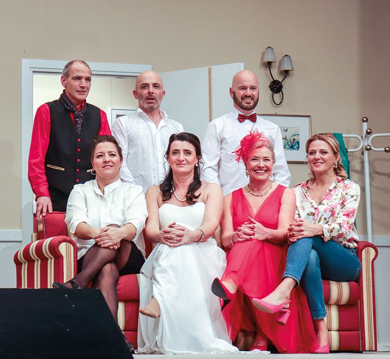 hinten v. l. Dupont (Andreas Lingg), Bill (Michael Stauder), Tom (Martin Klotz), vorne v. l. Julie (Barbara Donner Thanei), Rachel (Michaela Rainer Lingg), Daphne (Elisabeth Klotz Ritsch) und Judy (Caroline Trafoier)