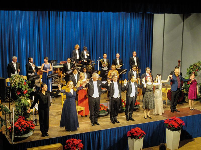 Zum Neujahrskonzert spielten im Kulturhauses Karl Schönherr die Kölner Symphoniker unter der Dirigentin und Moderatorin Inga Hilsberg. Neben Hilsberg stand noch eine weitere Frau am Dirigentenpult.