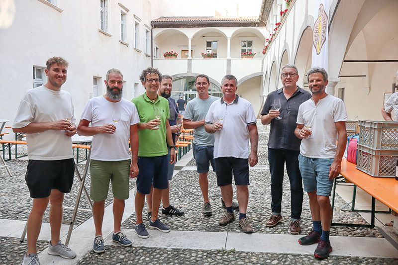 Die Organisatoren des Vinschger Weinbauvereins kredenzten ihren Gästen in der Schlandersburg 30 verschiedene Vinschger Weine aus unterschiedlichen Höhenlagen