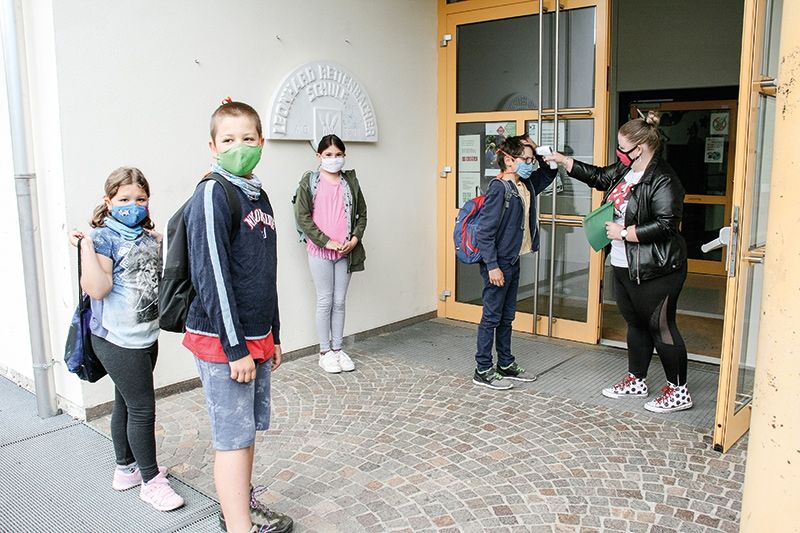 Acht Schülerinnen und Schüler der Grundschule in Prad nehmen den Notdienst in Anspruch. Betreut werden sie in zwei Gruppen in zwei verschiedenen Stockwerken