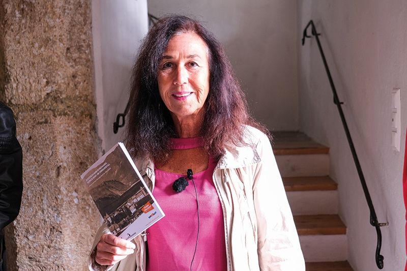 Kunsthistorikerin Sylvia Mader mit der Broschüre HISTORISCHER RUNDGANG DURCH RIED IM OBERINTAL