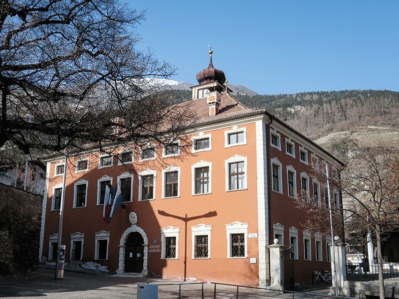 Beim Rathaus von Schlanders werden die alten Fenster ausgetauscht, damit einem der schönsten Rathäuser im Lande seine Ursprünglichkeit zurückgegeben und Energie eingespart wird.