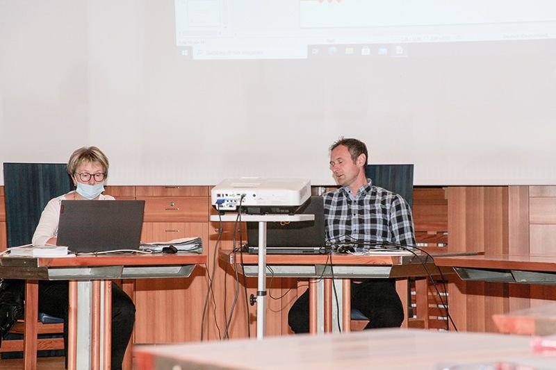 Generalsekretärin Monika Platzgummer und BM Josef Thurner: Augen zu und durch