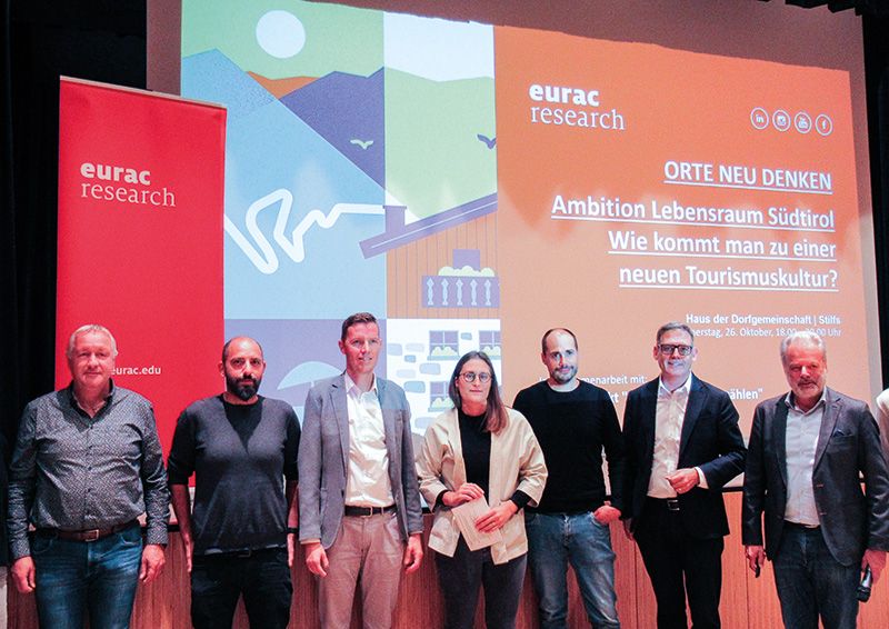 Eurac Research lud zusammen mit der Gemeinde Stilfs zu einem Vortragsabend in das Haus der Dorfgemeinschaft. V. l.: Armin Angerer, Adrian Gamper, Kurt Sagmeister, Daria Habicher, Heinrich Tumler, Harald Gohm und Harald Pechlaner. Musikalisch umrahmt wurde die Veranstaltung von Gernot und Bernadette Niederfriniger (Harfe und Hackbrett) und von Christof Amenisch (Steirische Harmonika).