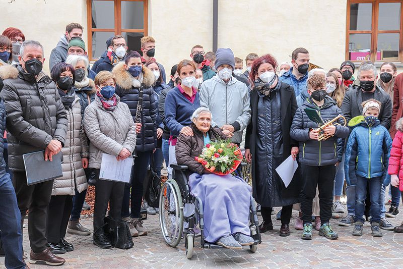 Geburtstagsfeier für Johanna Trenkwalder Raffeiner im Hof des Seniorenwohnheimes Annenberg in Latsch