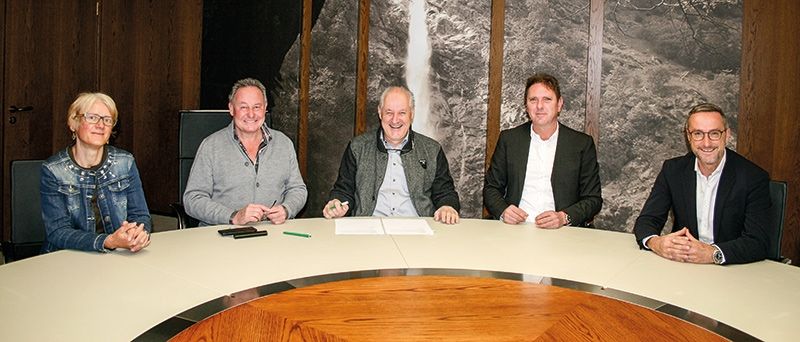 v. l.: Museumsleiterin Maria Mayr, Bürgermeister Alois Forcher und Raika Obmann Christian Ungerer bei der Unterzeichnung des Sponsorvertrages, zusammen mit Raika Direktor Christoph Ladurner und Gemeindereferent Ulrich Schweitzer
