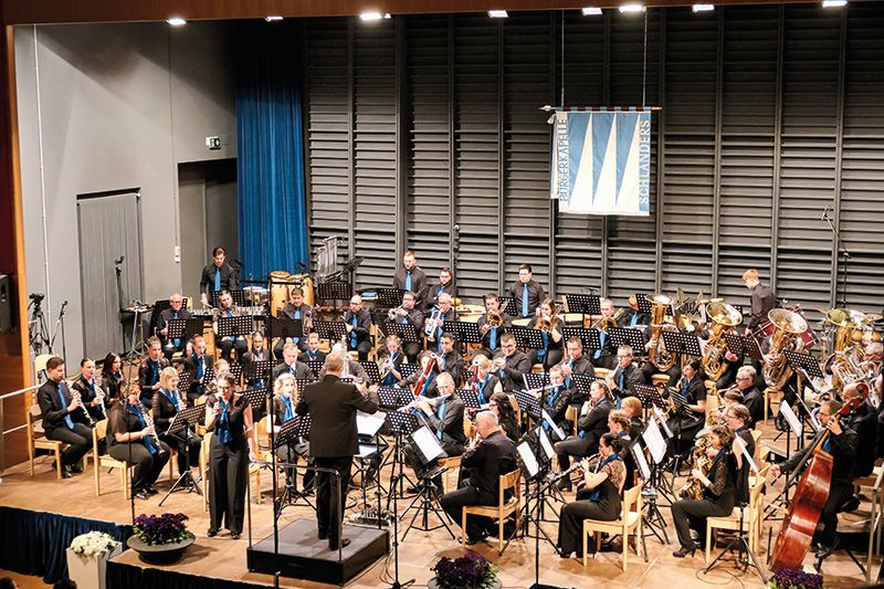 Im vollbesetzten Sparkassensaal gab es am 10. März das 39. Festkonzert der Bürgerkapelle Schlanders. Der Obmann Martin Ratschiller konnte dabei zwei neue Musikanten vorstellen: Lukas Kurz (Tuba) und Jona Fissneider (Schlagzeug). Moderiert wurde das Konzert wiederum von Dieter Pinggera.