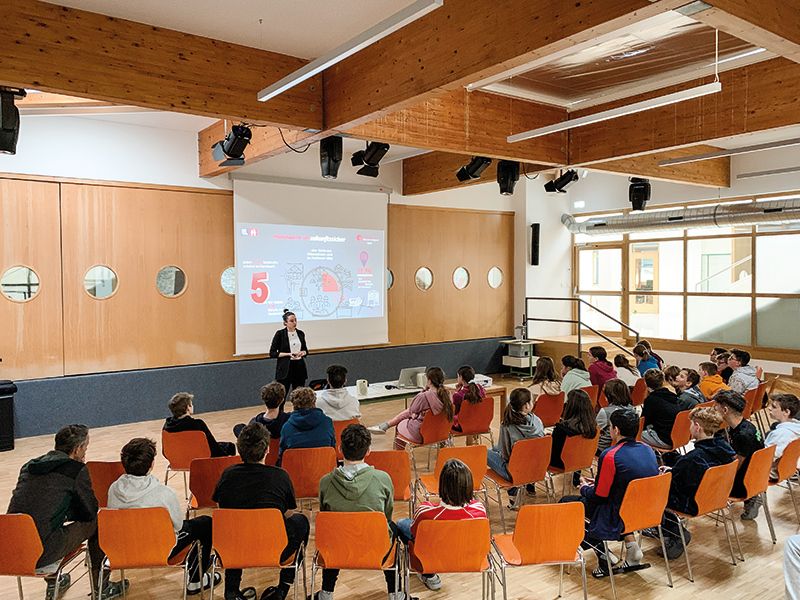 Mittelschülerinnen und Mittelschüler beim Vortrag von den Junghandwerkern im lvh im und der Hoteliers- und Gastwirtejugend in der Mittelschule Prad.