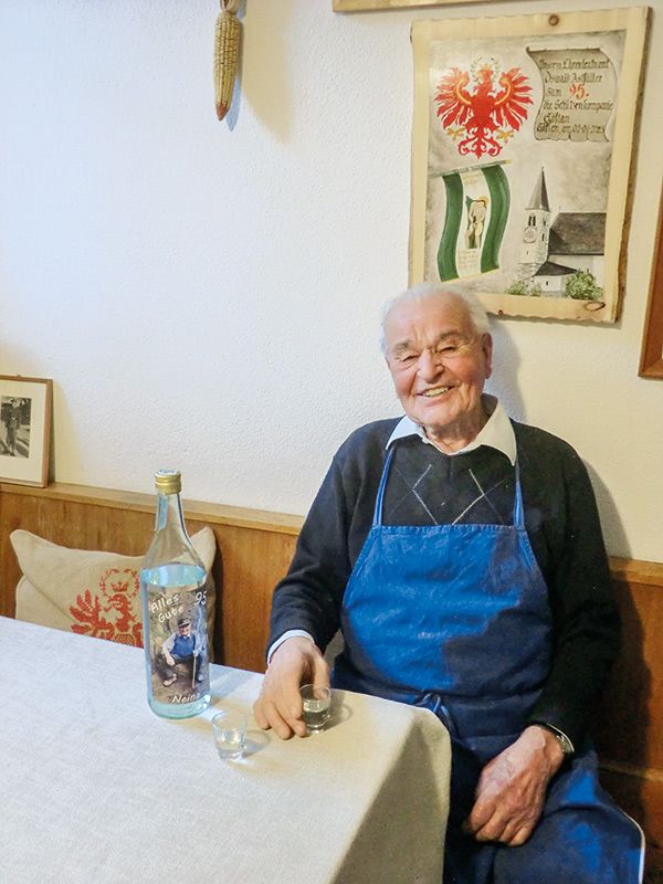 Nur wenn sich der  Ehrenleutnant der  Schützenkompanie Göflan unwohl fühlt, verzichtet er auf sein tägliches „Schnapsl“
