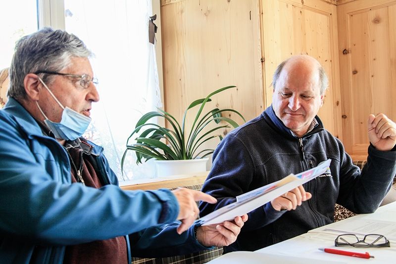 Der Geschäftsführer der Ortler Skiarena Fritz Raffeiner und Skiarena-Präsident Erich Pfeifer: „Wir sind keine Massenskigebiete.“ Für die kommende Saison werden die Ortler-Skiarena-Preise anders gestaltet: Es werden 15 Wochenenden in den 15 Skigebieten der Ortler Skiarena verlost. 