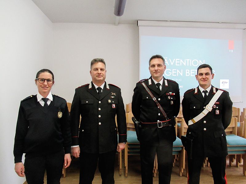 Tanja Plörer von der Ortspolizei Latsch, Capitano Marco Issenmann, Kommandant der Carabinieristation Schlanders, Maresciallo Leonardo Maturilli und Manuel Palmieri von der Carabinieristation Latsch.