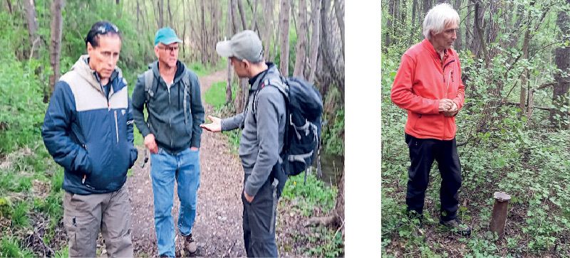 Valentin Schroffenegger, Rudi Maurer und Georg Pircher diskutieren über Maßnahmen zum Schutz des Natura 2000-Gebietes Schludernser Au; Albert Pritzi erklärt die Wichtigkeit der Erhebung des Grundwasserpegels an einer Messstelle.