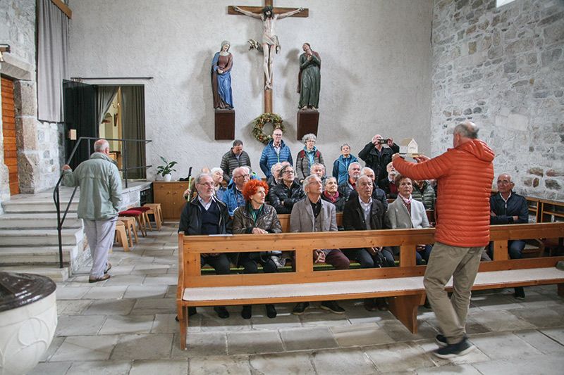 Franz Waldner begeistert mit seinen Ausführungen in der Apsis der Laaser Pfarrkirche