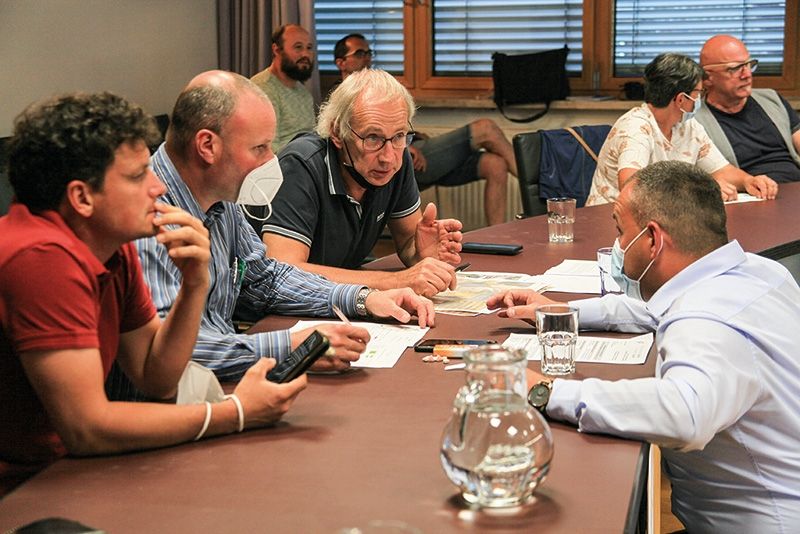 BM Mauro Dalla Barba (rechts) musste seine Gemeinderäte nicht lange „beknieen“