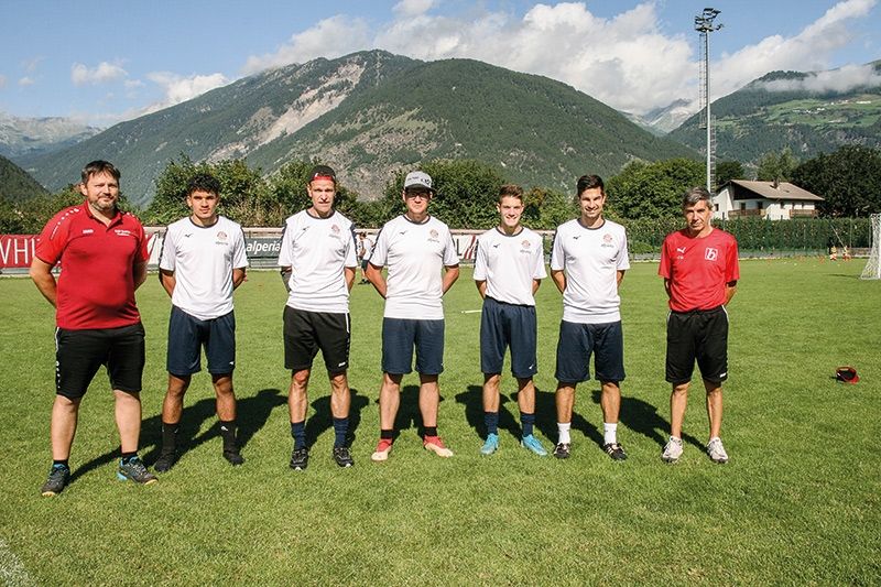 Die OK-Chefs des ASV Glurns mit freiwilligen Helfern