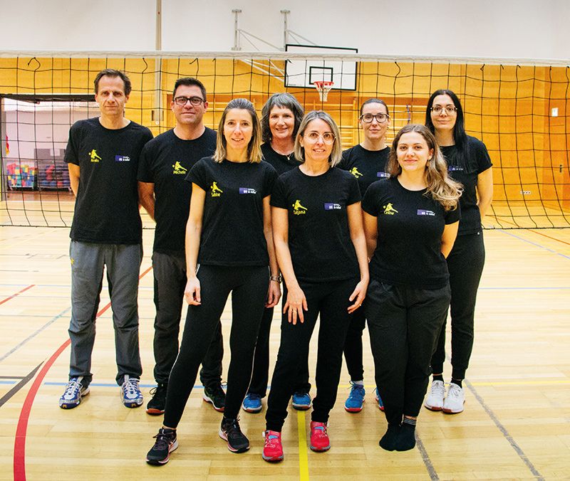 Das Volleyball-Trainer-Team vorne v. l. Sabina Cora, Tatjana Manzella, und Celine Wegmann; hinten v. l. Armin Rauch, Michele Schiraldi, Karin Thanei, Juliana Petrilakova und Manuela Götsch