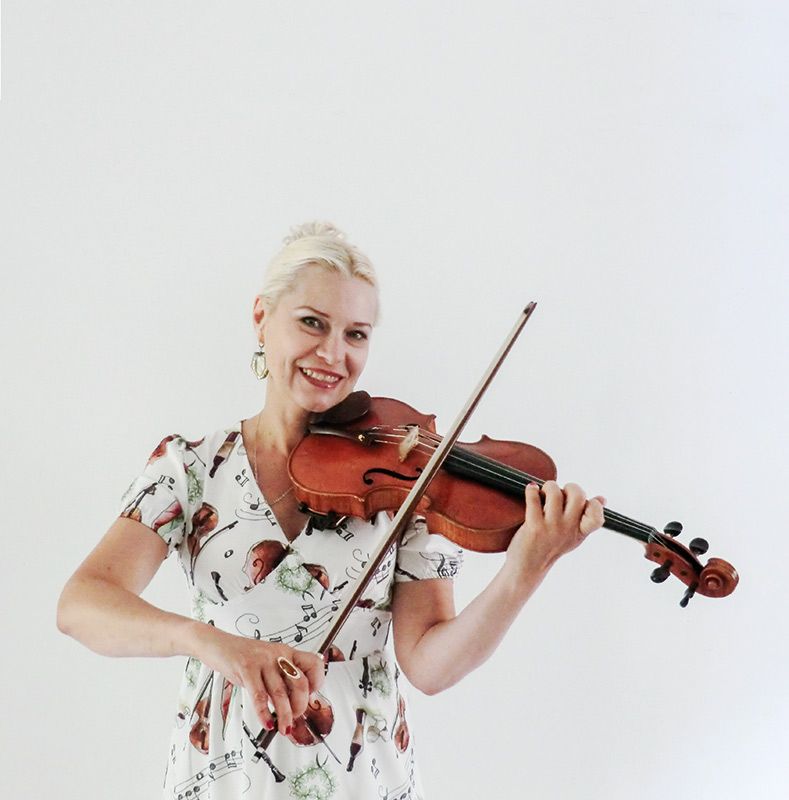 Lena Alena Savina ist als Sologeigerin auf der großen weiten Welt unterwegs; sie fühlt sich beim Unterrichten der Kleinen und Kleinsten in den Musikschulen Vinschgaus Zuhause!