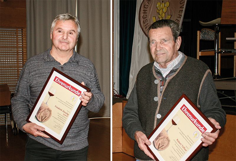 v. l.: Friedrich Zöschg und Robert Telfser mit den Ehrenurkunden. Diese wurden ihnen vom Obmann des Weinbauvereins Vinschgau Matthias Bernhart überreicht