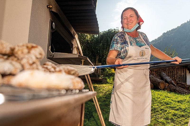 Die Bäuerin Monika Stocker Schwembacher vom Niederwieshof; Foto: IDM Südtirol/Manuel Pazeller