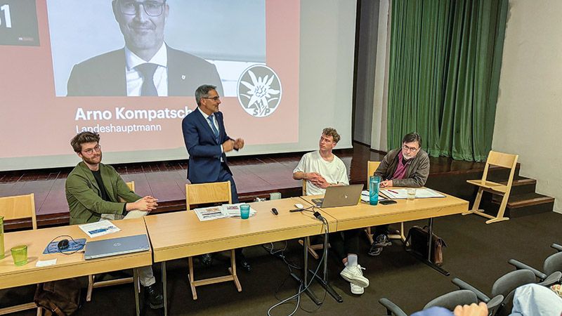 v. l.: Zeno Oberkofler (Grüne), LH Arno Kompatscher (SVP) und die Professoren und Organisatoren Emanuel Gemassmer und Heinrich Zwichenbrugger