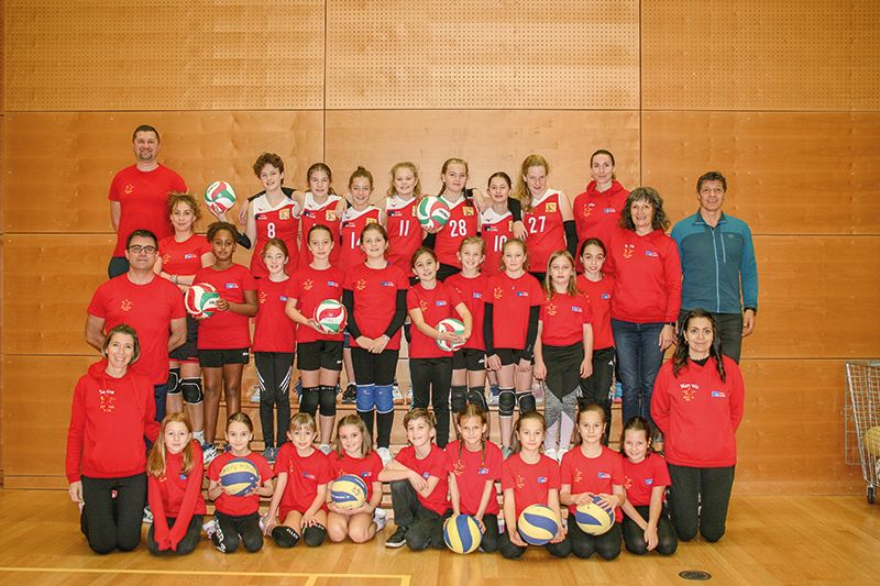 Die fünf Volleyballgruppen im Amateursportverein Mals mit ihren Trainerinnen und Trainern