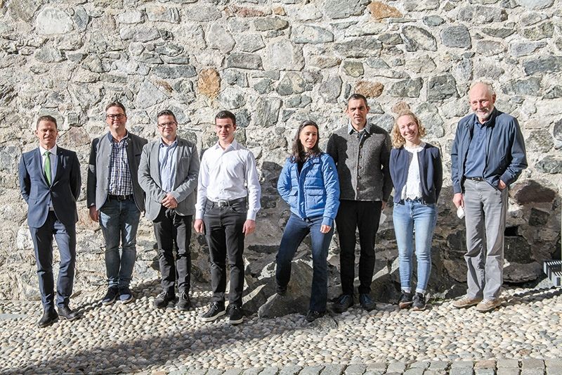 v. l.: der Direktor der Raika Obervinschgau Markus Moriggl, BRING-Geschäftsführer Christian Plitzner, Vize-Direktor Andreas Paulmichl, die Vortragsgestalter Andreas Schwarz, Chiara Perissinotto, Stefan Winkler, Melanie Graf und der BB-Bezirksobmann Raimund Prugger