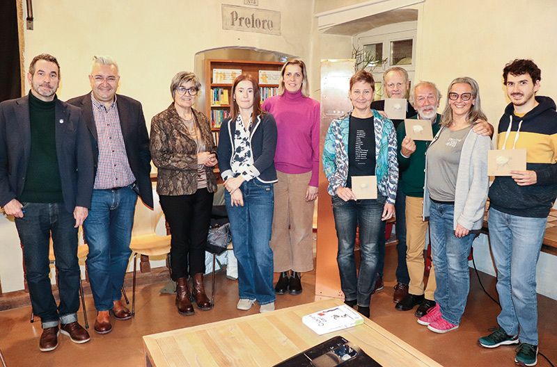 v. l. Manfred Waldner, BM Dieter Pinggera, Bezirkspräsidentin Roselinde Gunsch, Verena Gufler, Heike Pohl, Barbara Haid, BM Karl Josef Rainer, Gianni Bodini, Florentine Prantl und Max Becker erhielten zum Andenken kleine Kunstwerke mit Schnalser Schafwolle.