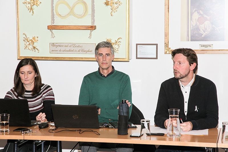 v. L. die Generalsekretärin Kathia Götsch, Michael Hofer von Pohl&Partner und BM Zeno Christanell: Jeder Euro muss im Gemeinderat Naturns zweimal umgedreht werden