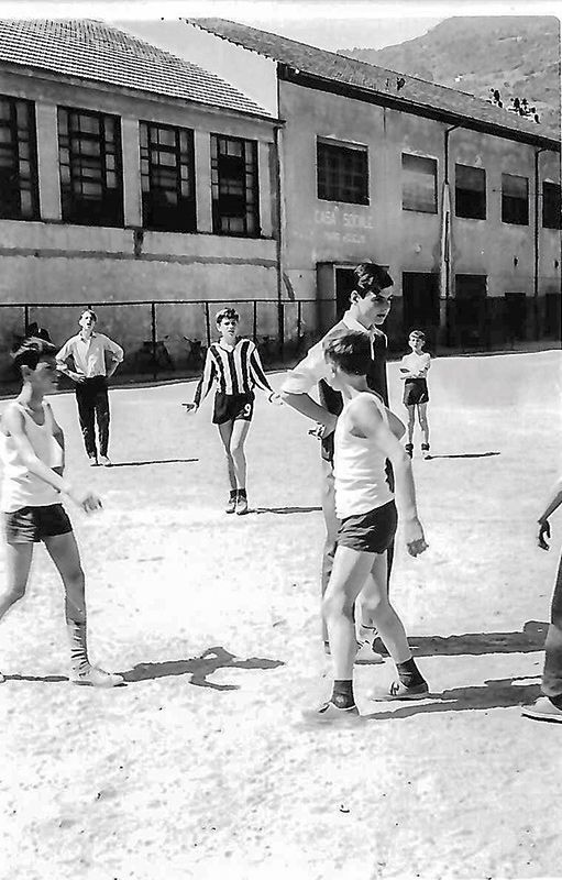 Roman Raffeiner (Schiedsrichter) und Hansjörg Stelzl ( rechts im Bild mit kurzen Hosen) auf dem Sportplatz in der Vintlerstraße gegenüber dem Franziskanergymnasium. Links im Bild mit langen Hosen, Oswald Mayr, der langjährige Direktor des Südtiroler Sanitätsbetriebes.